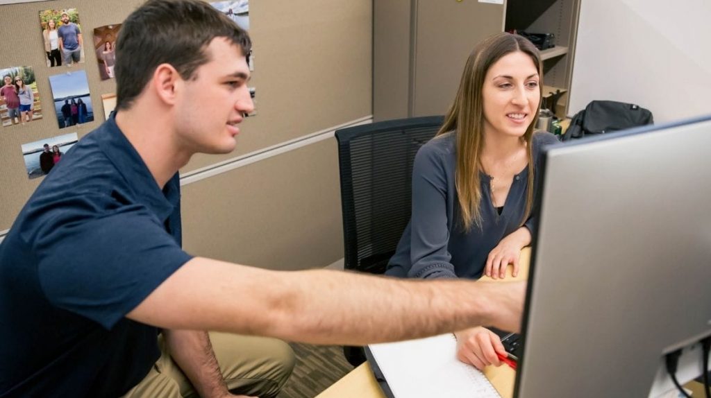 Career_WS JD_1200x900_Internship Two employees collaborating on a project at a desk.